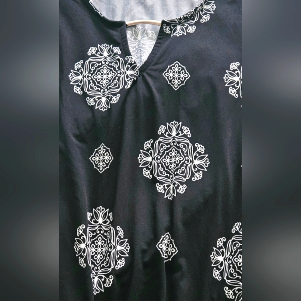 🌟Womens Black Sleeveless Top With White Ornate Design Pattern 🌟 - Picture 3 of 3